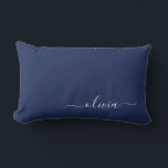 Coussin Rectangle Monogramme moderne bleu marine et blanc<br><div class="desc">Découvrez notre collection de monogrammes modernes bleu et blanc de la Marine : Élevez votre décor de maison avec notre collection sophistiquée avec un schéma de couleurs bleu marine et blanc contemporain. Chaque pièce est minutieusement conçue pour exsuder l'élégance et le style, parfait pour ajouter une touche de modernité à...</div>