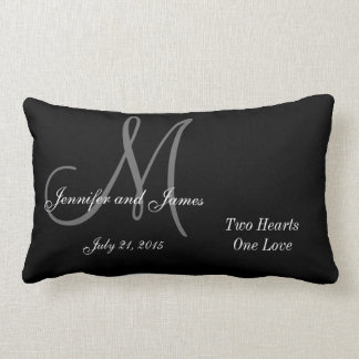 Coussin Rectangle Monogramme noir et mariage blancs indiquant le