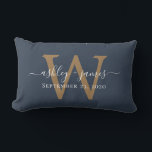 Coussin Rectangle Monogramme or Mariage Date Bleu foncé<br><div class="desc">Elégant coussin de mariée met en vedette vos noms en calligraphie manuscrite chic blanc et votre monogramme d'or élégant sur un arrière - plan bleu foncé. Ajoutez simplement vos noms, monogramme et date mariage. Grand cadeau pour un couple marié. Conçu exclusivement pour vous par Happy Dolphin Studio. Si vous avez...</div>