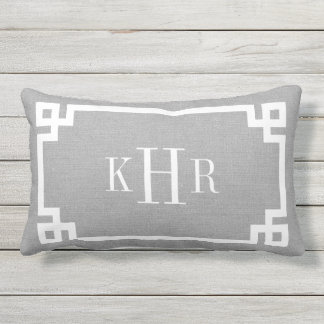 Coussin Rectangle Monogramme personnalisé de la bordure de clé grecq