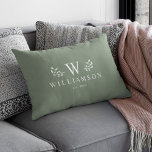 Coussin Rectangle Monogramme Rustique moderne Personnalisé Nom de fa<br><div class="desc">Monogramme rustique moderne nom personnalisé nouveau lombaire coussin avec votre nom de famille et initiale ainsi que nous année établi entouré d'illustrations de branches fantaisie. Minimaliste,  simple et élégant,  ce coussin vert sauge poussiéreux est un cadeau mariage parfait et confortable !</div>