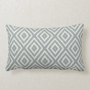 Coussin Rectangle Motif de diamant d'Ikat bleu-clair et crème