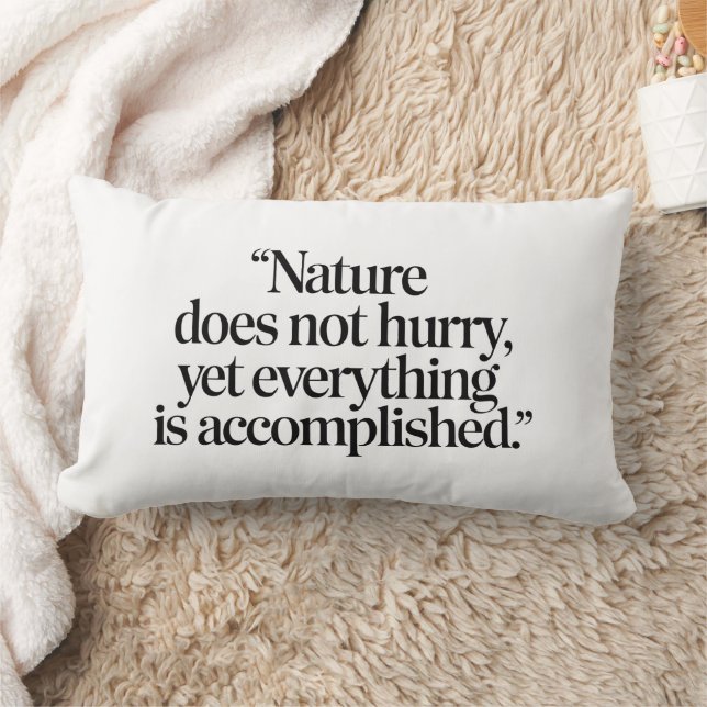 Coussin Rectangle "Nature Does Not Hurry" - Citation Zen Inspirante (Couverture)