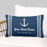 Coussin Rectangle Nautical Navy Blue Custom Boat Name<br><div class="desc">Lombaire marine dans un format horizontal dispose d'un élégant ancre de bateau avec des rayures horizontales préppy. Personnalisez le texte personnalisé avec votre nom de bateau et votre emplacement. Le design comprend un décor classique couleur bleu marine et blanc.</div>