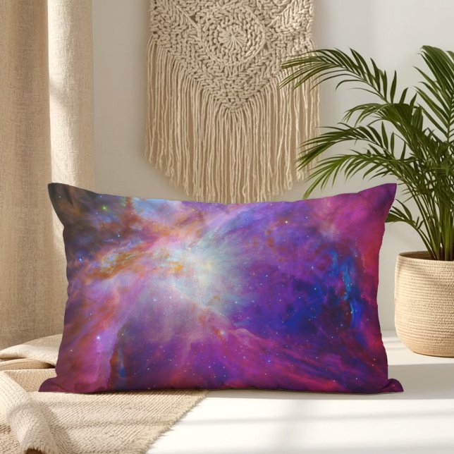 Coussin Rectangle Nébuleuse d'Orion teintée de rose (Pink Tinted Orion Nebula Lumbar Pillow)