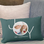 Coussin Rectangle Noël Joie Vacances photo verte<br><div class="desc">Cet élégant Coussin photo de Noël est décoré avec le mot JOY dans la typographie blanche moderne sur un arrière - plan festif vert pin. Facilement personnalisable avec votre photo et votre nom.</div>