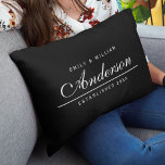 Coussin Rectangle Nom de famille du Mariage de couleur de l'Arrière<br><div class="desc">Ce coussin polyvalent de nom de famille avec une couleur d'arrière - plan avant et arrière modifiable avec vos noms, nom de famille dans une police élégante cursive et en dessous d'une ligne mince, indiquer quand votre famille a été établie. Fait un grand cadeau de gardien ou de mariage. Personnalisez-le...</div>