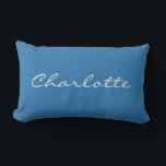 Coussin Rectangle Nom de script bleu classique personnalisé Minimali<br><div class="desc">Coussin lombaire élégant et intemporel avec un nom personnalisé dans une police de caractères élégante sur un arrière - plan bleu classique. Le design simple mais sophistiqué en fait un grand accent pour les chambres, salons, nurseries ou dortoirs. Une idée de cadeau personnalisée pour les anniversaires, les ménagères ou toute...</div>