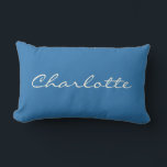 Coussin Rectangle Nom de script bleu classique personnalisé Minimali<br><div class="desc">Coussin lombaire élégant et intemporel avec un nom personnalisé dans une police de caractères élégante sur un arrière - plan bleu classique. Le design simple mais sophistiqué en fait un grand accent pour les chambres, salons, nurseries ou dortoirs. Une idée de cadeau personnalisée pour les anniversaires, les ménagères ou toute...</div>