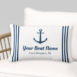 Coussin Rectangle Nom du bateau marin blanc et de la marine<br><div class="desc">Lombaire marine dans un format horizontal dispose d'un élégant ancre de bateau avec des rayures horizontales préppy. Personnalisez le texte personnalisé avec votre nom de bateau et votre emplacement. Le design comprend un classique blanc côtier et bleu marine. Coussin recto-verso est disponible dans les options de tissu intérieur et extérieur....</div>