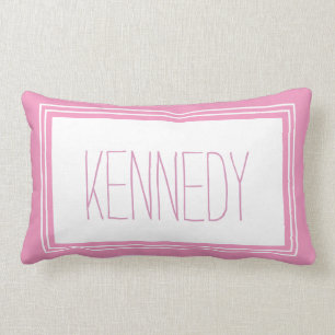 Coussin Rectangle Nom du monogramme personnalisé rose blanc Conserva
