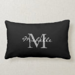 Coussin Rectangle Nom personnel noir moderne de monogramme<br><div class="desc">Coussin personnel gris-foncé rustique moderne de nom de monogramme.
Conception élégante moderne
Vous pouvez personnaliser le coussin et ajouter votre monogramme et nom.</div>