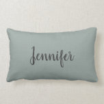 Coussin Rectangle Nom vert gris rustique moderne de monogramme de<br><div class="desc">Coussin nommé décoré d'un monogramme vert gris de toile de jute chic rustique moderne de faux.
Vous pouvez facilement changer le texte.</div>