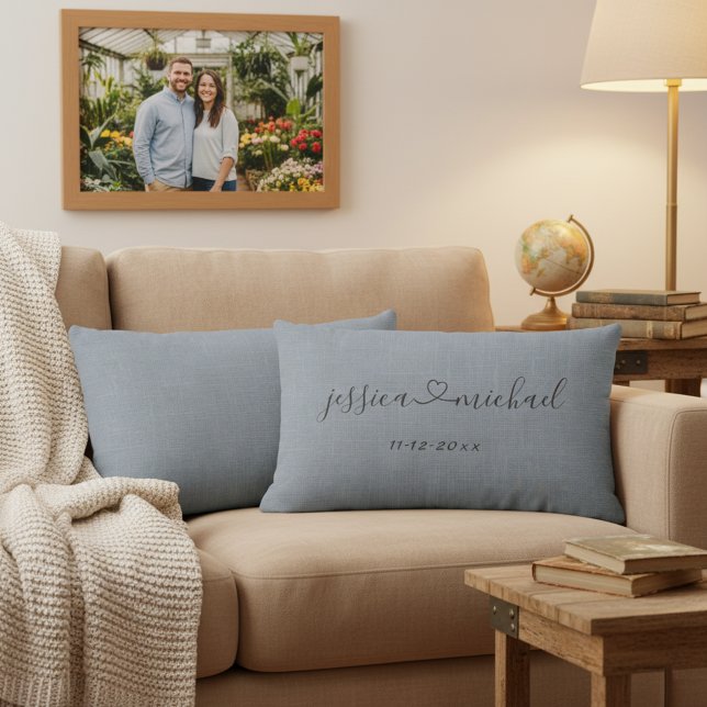 Coussin Rectangle Noms de cœur de script cursif élégant Date de mari (Joined by love lumbar pillow with personalized couple's names and significant date.)