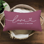 Coussin Rectangle Noms de couple Cœur d'Amour Vin Rosé Romantique<br><div class="desc">Un oreiller lombaire au vin rosé romantique présentant Amour en écriture cursive blanche avec les noms de couple personnalisables. Le design élégant blanc sur vin rosé fait un beau cadeau de mariage, un souvenir d'anniversaire ou un accent de chambre à coucher pour jeunes mariés. Tout le texte est entièrement modifiable...</div>