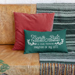Coussin Rectangle North Pôle Trading Company Vintage Christmas Logo<br><div class="desc">Ajoutez un peu de style vintage à votre décor de Noël avec ce coussin d'accent festif. Design présente un arrière - plan vert chasseur avec un logo de style vintage en blanc, lisant "North Pôle Trading Company, S. Claus, Propriétaire, Acheteurs de Dons Beaux". La couleur Arrière - plan peut être...</div>