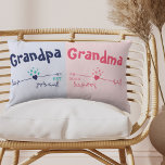 Coussin Rectangle Nouveaux grands-parents rose bleu Grossesse Annoue<br><div class="desc">Le coussin d'annonce de grossesse est un cadeau sucré pour les grands-parents. Les mots, grand-père et grand-mère peuvent tous deux être personnalisés à grand-père, Nanna etc., selon vos préférences. Vous pouvez aussi ajouter l'année où le couple deviendra grand-parents fiers. Cette conception moderne des coeurs et des flèches en rose et...</div>