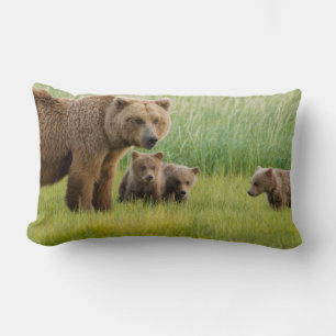 Coussin Rectangle Ours brun d'Alaska avec des oursons dans une prair