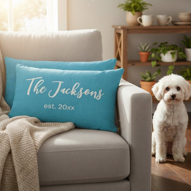 Coussin Rectangle Personnalisé bleu et blanc Nom et année personnali (Charming family name throw pillow.)