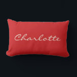 Coussin Rectangle Personnalisé Vibrant Rouge Nom de script moderne<br><div class="desc">Un coussin lombaire audacieux et élégant avec un nom personnalisé dans une police de caractères élégante sur un arrière - plan rouge profond. Ce design classique et moderne met l'accent sur les chambres, les espaces de vie, les crèches ou les décors de bureau. Une idée de cadeau personnalisée et réfléchie...</div>
