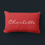 Coussin Rectangle Personnalisé Vibrant Rouge Nom de script moderne<br><div class="desc">Un coussin lombaire audacieux et élégant avec un nom personnalisé dans une police de caractères élégante sur un arrière - plan rouge profond. Ce design classique et moderne met l'accent sur les chambres, les espaces de vie, les crèches ou les décors de bureau. Une idée de cadeau personnalisée et réfléchie...</div>