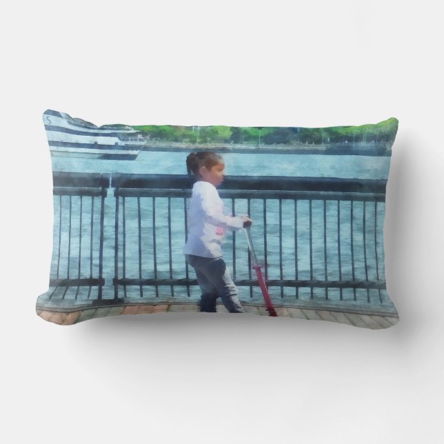 Coussin Rectangle Petite Fille sur Trottinette devant la Skyline de  (Recto)