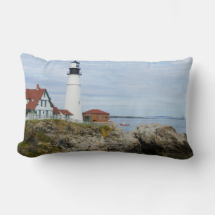 Coussin Rectangle Phare de Portland Headlight sur une côte rocheuse
