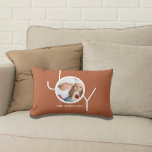 Coussin Rectangle Photo de Noël personnalisée Joie Rust<br><div class="desc">Cet élégant Coussin photo de Noël est décoré avec le mot JOY dans la typographie blanche moderne sur un arrière - plan en terre cuite. Facilement personnalisable avec votre photo et votre nom.</div>