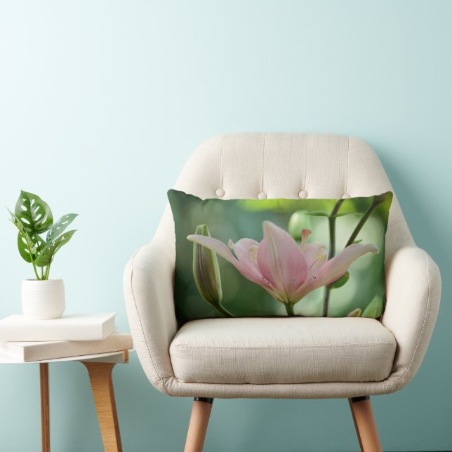 Coussin Rectangle Pink Lily-Bokeh par Shirley Taylor (Chaise)