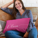 Coussin Rectangle Pink Shimmer White Élégante Calligraphie Nom du sc<br><div class="desc">Pink Shimmer White Elegant Calligraphy Script Personnalisé Nom Throw Pillows présente un design moderne et tendance simple et élégant avec votre nom personnalisé dans élégante écriture calligraphie script typographie sur un arrière - plan brillant rose métallique. Conçu par ©Evco Studio www.zazzle.com/store/evcostudio</div>
