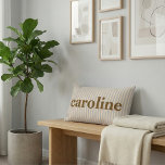 Coussin Rectangle Rayure Rétro Pastel Personnalisée Marron Nom<br><div class="desc">Ce coussin lombaire personnalisé présente des rayures neutres douces associées à une typographie de nom moderne et audacieuse. La palette de couleurs chaudes et feutrées crée un look cosy et intemporel qui fonctionne à merveille dans les chambres, les nurseries ou les coins lecture. Le motif de rayures classique ajoute une...</div>