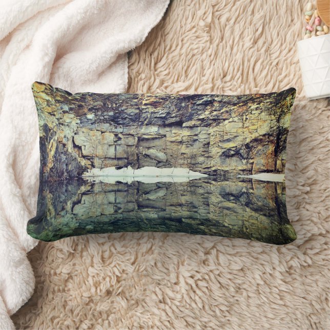 Coussin Rectangle Reflets de falaise rocheuse dans l'étang 3  (Couverture)