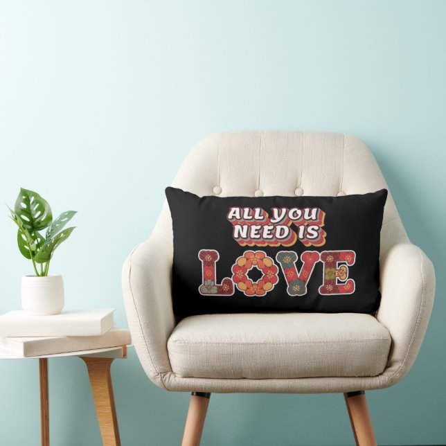 Coussin Rectangle Rétro "Tout Ce Dont Vous Avez Besoin Est L'Amour" (Chaise)