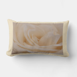 Coussin Rectangle Rose de couleur crème en gros plan