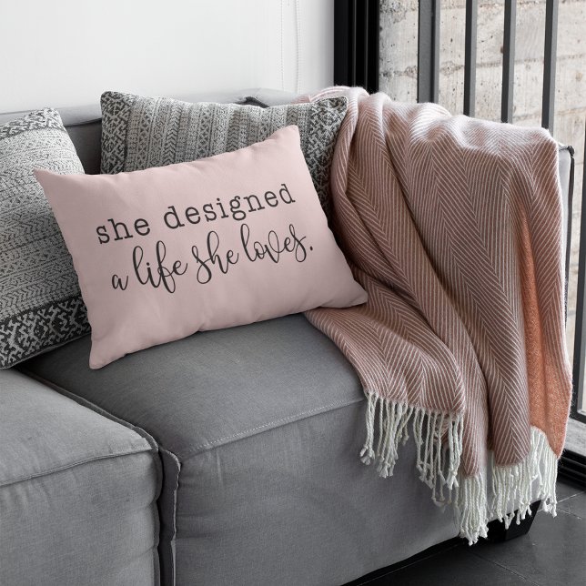 Coussin Rectangle Rose "Elle a conçu une vie qu'elle aime" Inspirant (Créateur téléchargé)