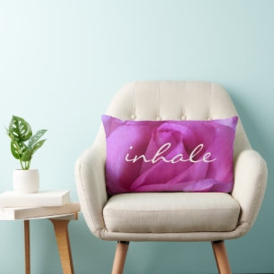 Coussin Rectangle Rose violet photo Inhale Citation Script Bold