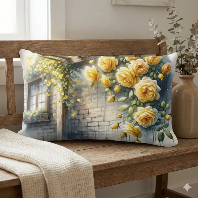 Coussin Rectangle Roses d'or sur le mur en pierre rustique (Golden Roses on Rustic Stone Cottage Wall Lumbar Pillow Mockup A.)