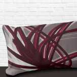 Coussin Rectangle Rubans Abstraits artistiques gris et bordeaux<br><div class="desc">Le coussin lombaire gris et bordeaux présente une composition artistique abstraite de ruban aux tons bordeaux et gris avec des accents blancs sur un arrière - plan gris. Cette composition abstraite est construite sur des combinaisons de rubans répétés, qui sont superposés et entrelacés pour former un motif abstrait complexe et...</div>