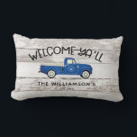 Coussin Rectangle Rustic Farmhouse Style Camion Vintage Nom de famil<br><div class="desc">Rustic Farmhouse Vintage Style Camion Vintage Nom de famille Lumbar Coussin - Country Coussin dispose d'un pick up bleu vintage avec votre famille initiale dans une couronne de laurier. Aussi personnalisé avec votre nom de famille et l'année où votre maison a été établie. Egalement disponible en bois de barnwood foncé,...</div>