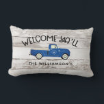 Coussin Rectangle Rustic Farmhouse Style Camion Vintage Nom de famil<br><div class="desc">Rustic Farmhouse Vintage Style Camion Vintage Nom de famille Lumbar Coussin - Country Coussin dispose d'un pick up bleu vintage avec votre famille initiale dans une couronne de laurier. Aussi personnalisé avec votre nom de famille et l'année où votre maison a été établie. Egalement disponible en bois de barnwood foncé,...</div>