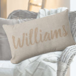 Coussin Rectangle Rustic Faux Burlap Calligraphie Nom de famille Cou<br><div class="desc">Nom de famille rustique jetez un oreiller pour votre maison ou pour offrir comme un merveilleux cadeau personnalisé. Cette ferme classique coussin personnalisée dispose d'une palette de couleur crème et d'une couleur bronzée neutre et d'une texture imprimée de style burlap. Il est personnalisé avec une grande impression de nom de...</div>
