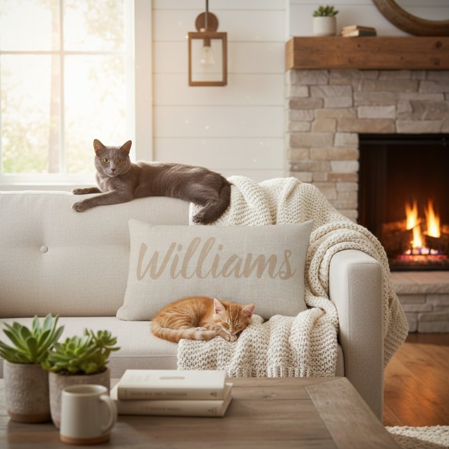 Coussin Rectangle Rustic Faux Burlap Calligraphie Nom de famille Cou (Custom family name lumbar pillow. Farmhouse style housewarming gift idea.)