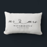 Coussin Rectangle Rustic M. et Mme Newlyted Mariage Gift<br><div class="desc">Faites votre cadeau aux jeunes mariés mémorable avec cette police de calligraphie douce Mr et Mrs avec un bouquet cardiaque,  contre un arrière - plan à effet burlap. Personnalisez facilement avec le nom et la date de votre choix.</div>