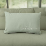 Coussin Rectangle Sage Green Minimaliste Moderne Monogramme Élégant<br><div class="desc">Découvrez notre collection moderne minimaliste de monogramme Sage Green : Élégez votre esthétique avec une sophistication sereine et une élégance intemporelle. Notre collection présente des designs minimalistes dans une teinte verte sage et tranquille, complétés par des monogrammes raffinés adaptés à votre style personnel. De la papeterie polie aux accessoires polyvalents,...</div>