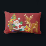 Coussin Rectangle Santa and Reindeer par Christmas Tree with Present<br><div class="desc">Une jolie illustration avec l'esprit de fête. Le Père Noël portant son sac cadeau et saluant. Son ami renne à ses côtés,  suspendu par un sapin décoré,  avec des cadeaux tout autour. Placez-vous sur un arrière - plan rouge avec des cercles fantaisistes. Design festif et gai.</div>