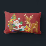 Coussin Rectangle Santa and Reindeer par Christmas Tree with Present<br><div class="desc">Une jolie illustration avec l'esprit de fête. Le Père Noël portant son sac cadeau et saluant. Son ami renne à ses côtés,  suspendu par un sapin décoré,  avec des cadeaux tout autour. Placez-vous sur un arrière - plan rouge avec des cercles fantaisistes. Design festif et gai.</div>