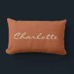 Coussin Rectangle Script moderne minimaliste en rouille Personnalisé<br><div class="desc">Cet oreiller à jetons personnalisé présente votre nom dans une belle écriture manuscrite en lettrage sur un élégant arrière - plan de rouille terreuse. Super idée cadeau.</div>