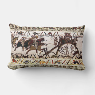 COUSSIN RECTANGLE SIÈGE DE LA TAPISSERIE DE BAYEUX DE DINAN, ATTAQUE