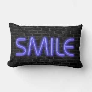 Coussin Rectangle SMILE texte dans néon lumières sur brique