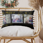 Coussin Rectangle Soyez joyeux Ajoutez vos propres photos Black Gold<br><div class="desc">Ce coussin de vacances personnalisé en noir et or est prêt pour vous à ajouter vos photos préférées. Le design est décoré avec le libellé "Be Merry" en or, des flocons de neige dessinés à la main, qui sont placés pour superposer très légèrement vos photos. Le coussin a une couleur...</div>